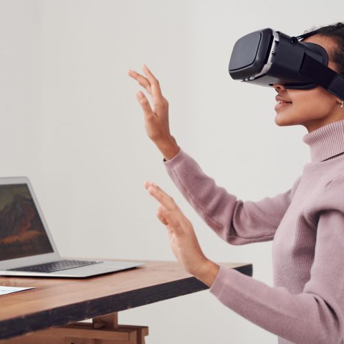 vrouw-gebruikt-virtual-reality-bril-metaverse